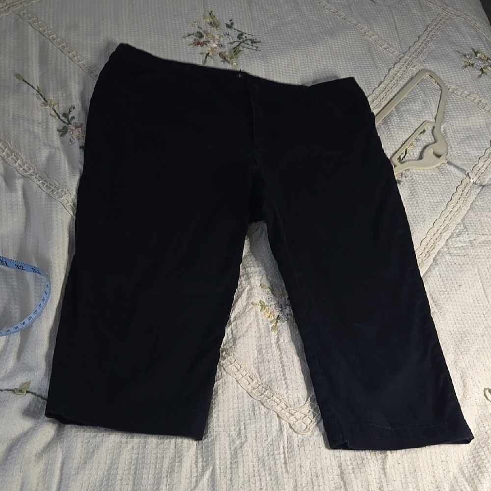 St. John's Bay Black  Capri Pants